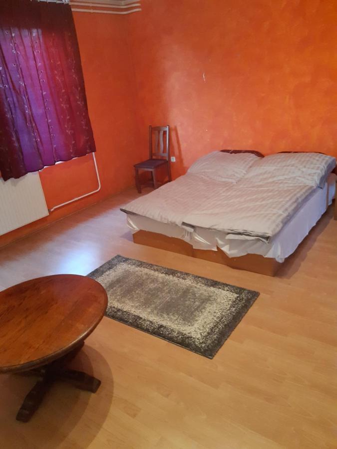 Gabor Pal 1 Apartman 1 Szoba Dunafoldvar 外观 照片