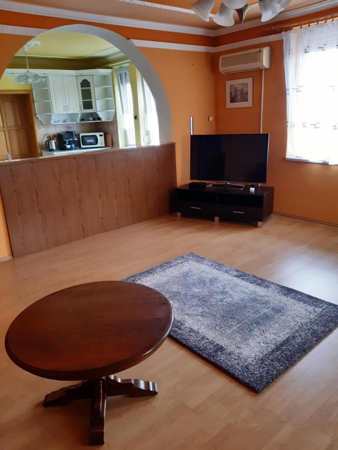 Gabor Pal 1 Apartman 1 Szoba Dunafoldvar 外观 照片